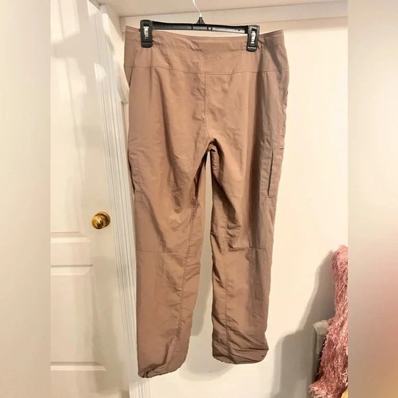 FINAL PRICE Mountain Hardware Ladies Outdoor Cargo Pants - Picture 2 of 10